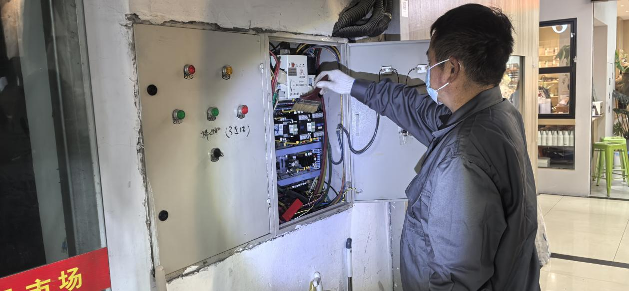 錢江商城排煙風機控制柜維護完成，安全保障再升級