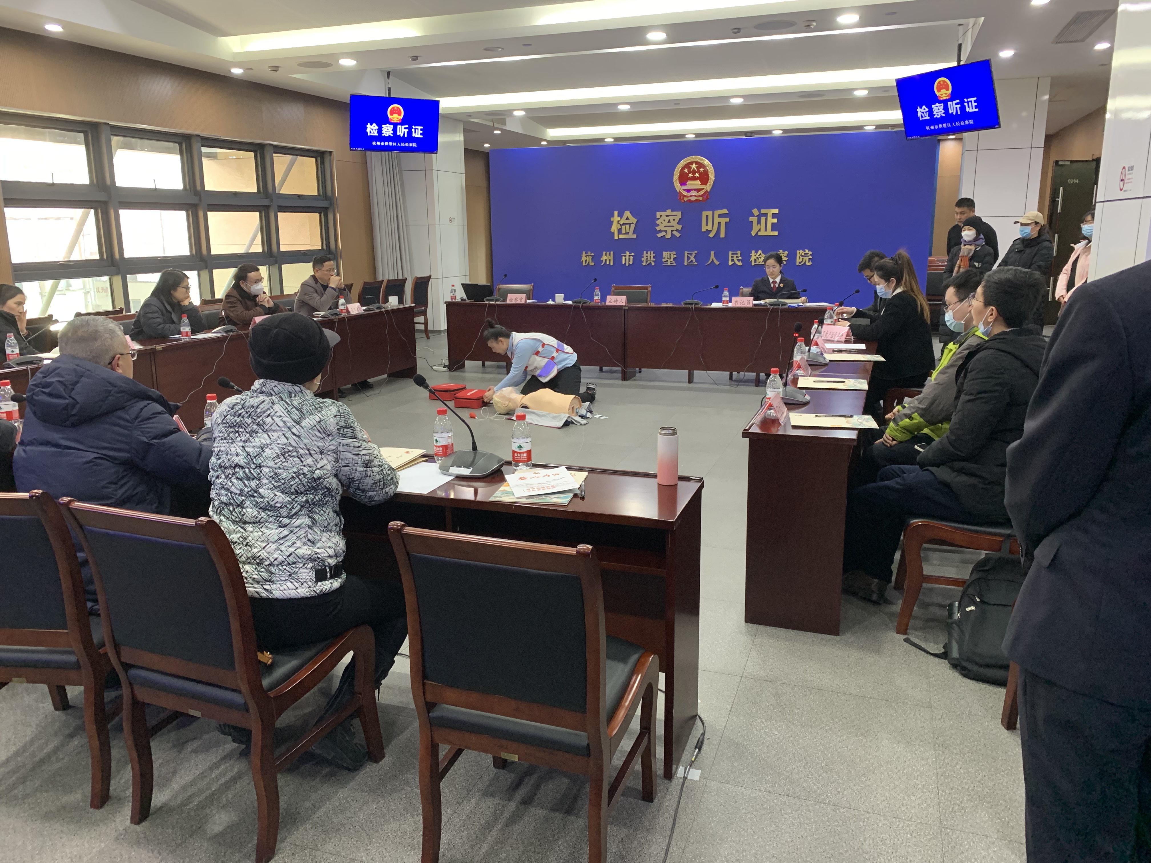 水晶城員工參加“AED”設(shè)備配置行政公益聽證會