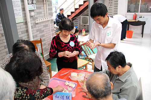 建華文創園黨支部團委走訪慰問七古登社區老人 (3).jpg